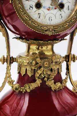 Каминные часы с двумя канделябрами